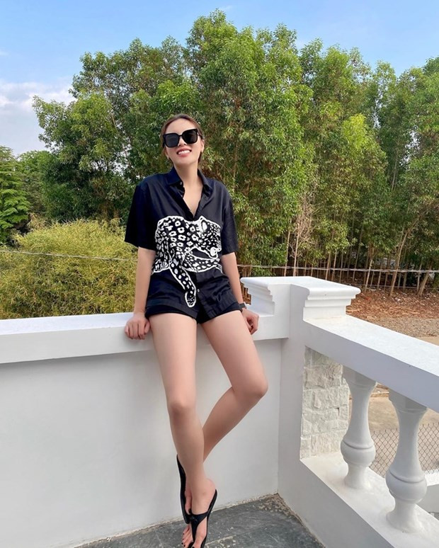 Không cần đi đâu xa, Kỳ Duyên vẫn có hình #OOTD khiến netizen mãn nhãn ngay tại sân thượng, có view đẹp như khu nghỉ dưỡng. Hoa hậu diện sơ mi đen với quần shorts tiệp màu, khoe đôi chân dài săn chắc.