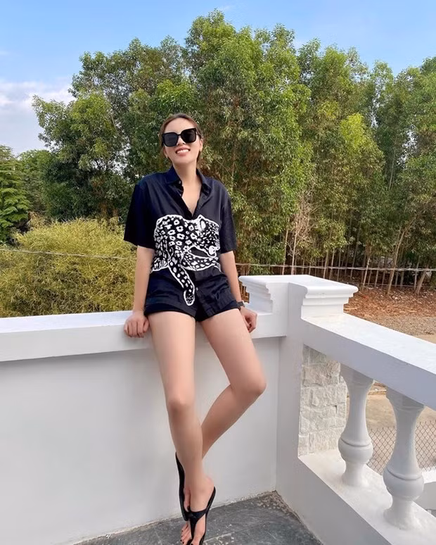 Không cần đi đâu xa, Kỳ Duyên vẫn có hình #OOTD khiến netizen mãn nhãn ngay tại sân thượng, có view đẹp như khu nghỉ dưỡng. Hoa hậu diện sơ mi đen với quần shorts tiệp màu, khoe đôi chân dài săn chắc.