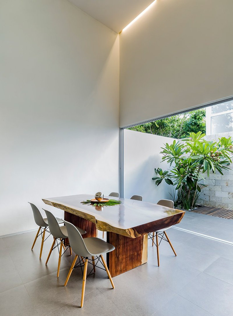 Bàn ăn cũng làm bằng gỗ tự nhiên, được gia chủ đẽo gọt lại để dễ sử dụng. Bàn ăn cũng làm bằng gỗ tự nhiên, được gia chủ đẽo gọt lại để dễ sử dụng.