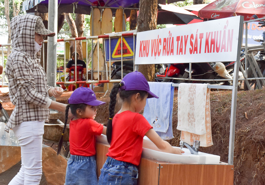 Du khách rửa tay sát khuẩn trước khi vào tham quan danh thắng tại Lâm viên Sinh thái Biển Hồ. Ảnh: Trần Dung Du khách rửa tay sát khuẩn trước khi vào tham quan danh thắng tại Lâm viên Sinh thái Biển Hồ. Ảnh: Trần Dung