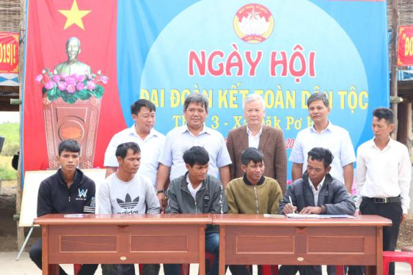 Ký kết giao ước thi đua tại ngày hội đại đoàn kết các dân tộc thôn 3, xã Đak Pơ Pho. Ảnh: Ngọc Sang