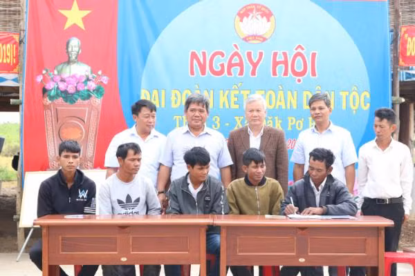 Ký kết giao ước thi đua tại ngày hội đại đoàn kết các dân tộc thôn 3, xã Đak Pơ Pho. Ảnh: Ngọc Sang