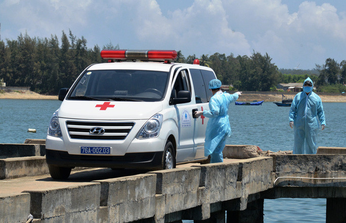 Xe đưa các ngư dân trên tàu QNg 90399 TS đi cách ly. Ảnh: T.Trực