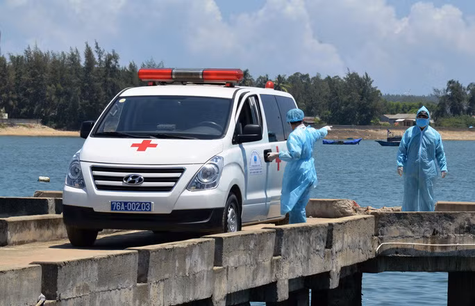 Xe đưa các ngư dân trên tàu QNg 90399 TS đi cách ly. Ảnh: T.Trực