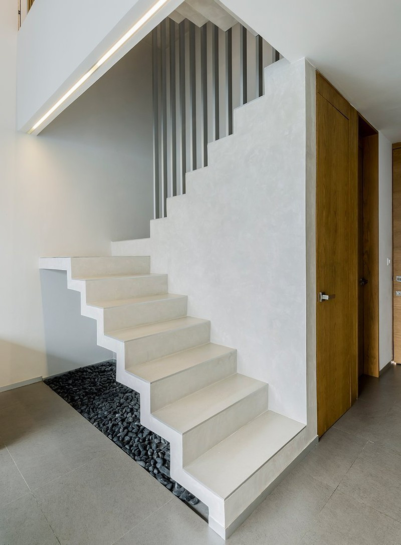 Vì nhà được xây trên đất rộng 9x18m, nên cầu thang được đơn giản hóa, nhằm tiết kiệm diện tích. Vì nhà được xây trên đất rộng 9x18m, nên cầu thang được đơn giản hóa, nhằm tiết kiệm diện tích.