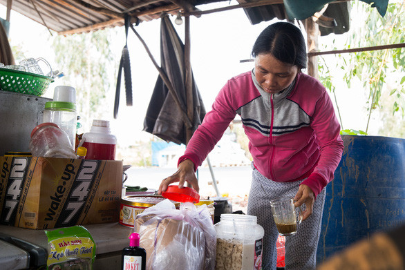 Gia đình chị Ngoan luôn chật vật mưu sinh, chồng sửa xe, vợ buôn bán nhưng mãi chẳng thoát nổi nghèo - Ảnh: A.V.