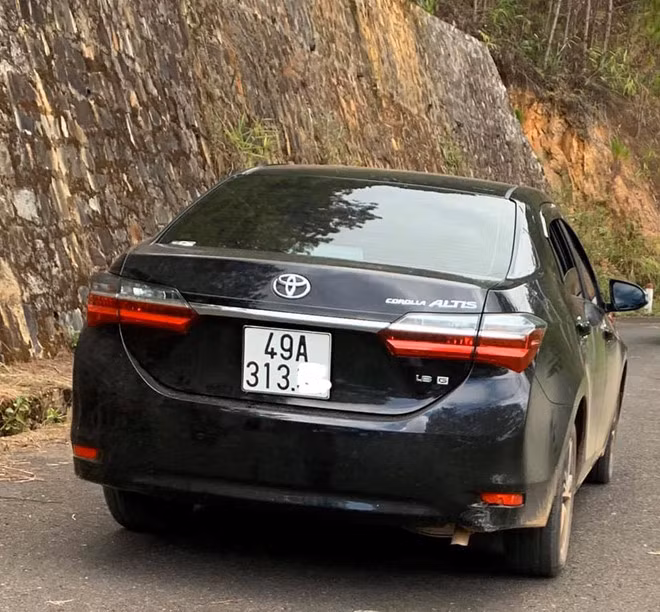 Chiếc ô tô của những người bắn chim trong Khu du lịch quốc gia hồ Tuyền Lâm. Ảnh: H.Đ.T