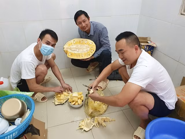 Mua quả mít 15kg để chia cho mọi người trong khu cách ly.