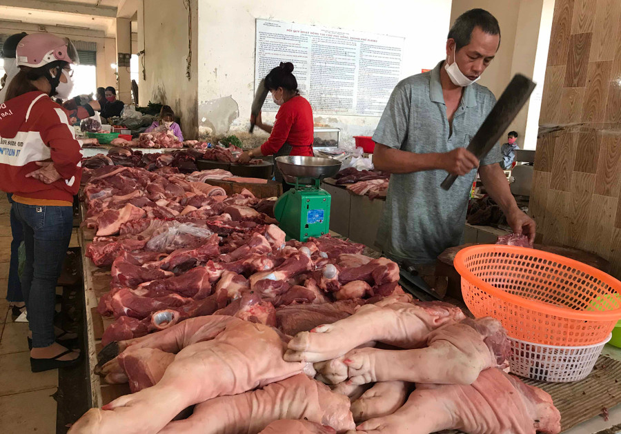 Lượng thịt heo tại các chợ và siêu thị rất dồi dào, nhưng giá vẫn còn 
