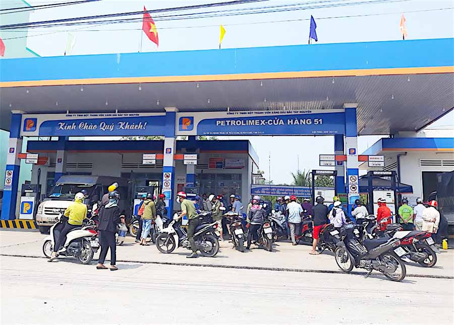  Một cửa hàng xăng dầu ở thị trấn Kbang đông nghẹt khách đến mua hàng trong ngày 30-3. Ảnh: Mộc Trà