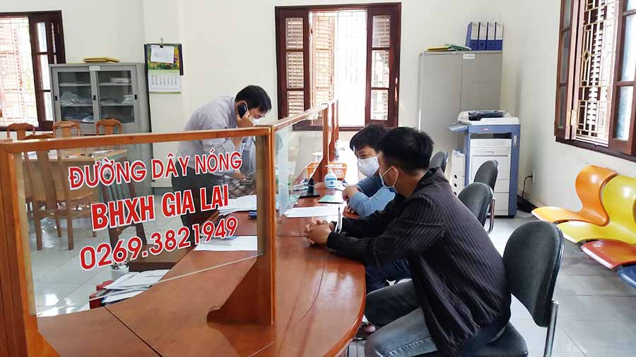  Cơ quan BHXH Gia Lai kịp thời hướng dẫn các quy định, chính sách liên quan trong lĩnh vực BHXH, BHYT, bảo hiểm thất nghiệp đến đơn vị, người lao động. Ảnh: Như Nguyện