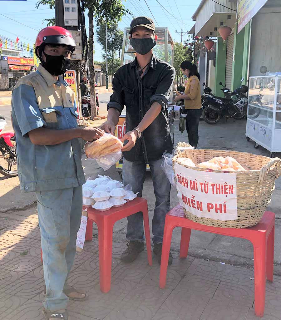 Chủ lò bánh mì Hoàng Hưng (thị trấn Chư Sê) tặng bánh mì cho người nghèo. Ảnh: H.T Chủ lò bánh mì Hoàng Hưng (thị trấn Chư Sê) tặng bánh mì cho người nghèo. Ảnh: H.T