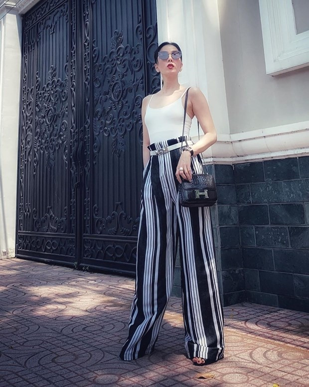 Lệ Quyên khiến nhiều quý cô phải ''ngả mũ'' trước vóc dáng nuột nà và phong cách sành điệu ở ngưỡng U40. Chỉ với áo tank và quần ống rộng cạp cao mang tông đen-trắng chủ đạo, nữ ca sỹ đã khoe trọn thân hình lẫn khí chất gợi cảm.