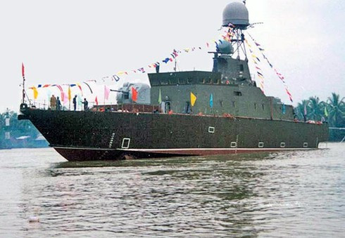 Ngoài ra, nhiều nguồn tin trong quá khứ cũng cho rằng tàu 318 có nhược điểm khá lớn từ việc thiết kế với hệ thống bơm khí phản lực khiến giá thành bị đội lên quá cao cũng như chế tạo, vận hành phức tạp. Nguồn ảnh: BHQ. Ngoài ra, nhiều nguồn tin trong quá khứ cũng cho rằng tàu 318 có nhược điểm khá lớn từ việc thiết kế với hệ thống bơm khí phản lực khiến giá thành bị đội lên quá cao cũng như chế tạo, vận hành phức tạp. Nguồn ảnh: BHQ.