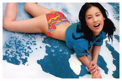 Hình tượng ngọc nữ của cô bị hủy hoại vì quyết định chụp ảnh gợi cảm không phù hợp. ẢNH: CHỤP MÀN HÌNH SINA