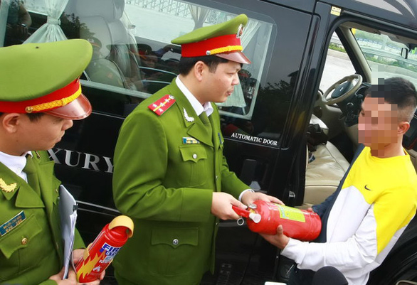 Lực lượng chức năng kiểm tra việc trang bị phương tiện phòng cháy chữa cháy trên ôtô - Ảnh: D. TẤN