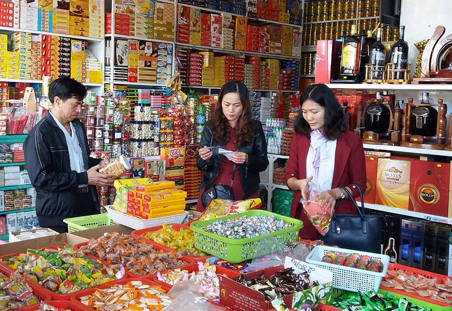 Tháng Hành động vì an toàn thực phẩm năm nay, ngành chức năng tạm dừng thanh-kiểm tra tuy nhiên sẽ tiến hành kiểm tra đột xuất khi có phản ánh của người dân hoặc chỉ đạo từ cấp trên. Ảnh: N.N Tháng Hành động vì an toàn thực phẩm năm nay, ngành chức năng tạm dừng thanh-kiểm tra tuy nhiên sẽ tiến hành kiểm tra đột xuất khi có phản ánh của người dân hoặc chỉ đạo từ cấp trên. Ảnh: N.N