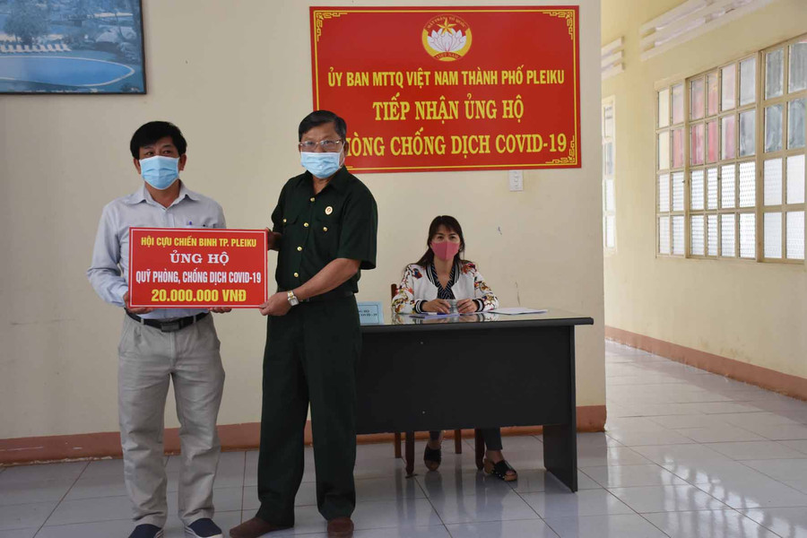 Ông Nguyễn Kỳ Ngộ-Chủ tịch Hội Cựu chiến binh TP. Pleiku trao số tiền 20 triệu đồng cho Ủy ban MTTQ Việt Nam TP. Pleiku. Ảnh: Hà Phương 