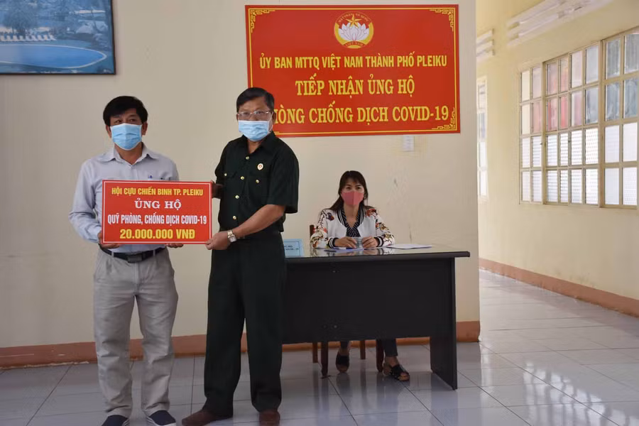 Ông Nguyễn Kỳ Ngộ-Chủ tịch Hội Cựu chiến binh TP. Pleiku trao số tiền 20 triệu đồng cho Ủy ban MTTQ Việt Nam TP. Pleiku. Ảnh: Hà Phương 