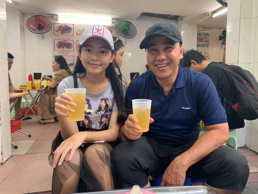 Trên trang cá nhân, Quyền Linh thường xuyên chia sẻ hình ảnh con gái và gửi đến con lời yêu thương, tự hào về các con. Trên trang cá nhân, Quyền Linh thường xuyên chia sẻ hình ảnh con gái và gửi đến con lời yêu thương, tự hào về các con.