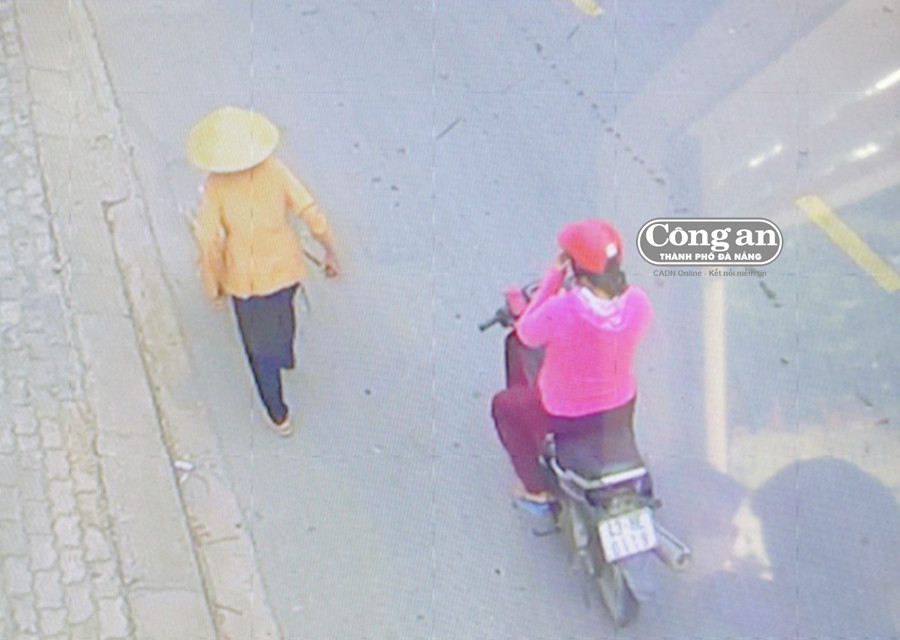 Bà L. lọm khọm đẩy xe rùa về nhà, còn Bé chạy xe theo sau. (hình ảnh camera ghi lại).