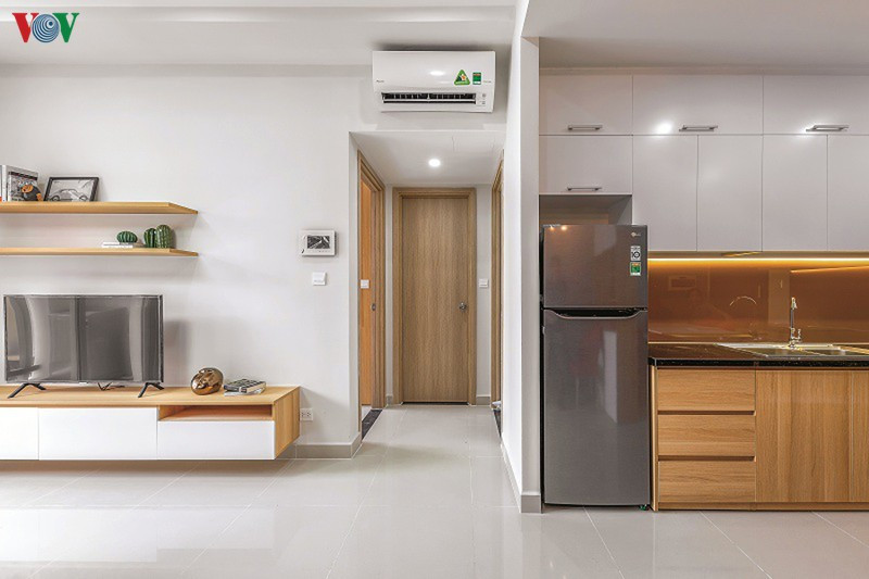 Màu của trần, tường, sàn ưu tiên màu sáng. Đồ nội thất vừa đủ không thừa và kết hợp giữa màu trắng với màu gỗ sáng. Màu của trần, tường, sàn ưu tiên màu sáng. Đồ nội thất vừa đủ không thừa và kết hợp giữa màu trắng với màu gỗ sáng.