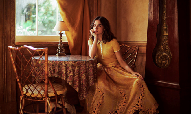 Thời điểm vừa đến Mỹ, cô chỉ biết tiếng Tây Ban Nha. Vì rào cản ngôn ngữ, sao nữ gốc Cuba đã phải vừa dành nhiều thời gian để học tiếng Anh, vừa tìm kiếm những cơ hội diễn xuất mới. “Tôi có những người bạn song ngữ luôn giúp đỡ mình. Nền tảng và kinh nghiệm của tôi khi lớn lên ở Cuba, việc di chuyển nhiều nơi trên thế giới như một công dân toàn cầu và thích nghi linh hoạt giúp tôi có tầm nhìn và nhiều cách tiếp cận khác nhau đối với mỗi nhân vật”, Ana De Armas tiết lộ với tạp chí. Ảnh: Nexos Magazine