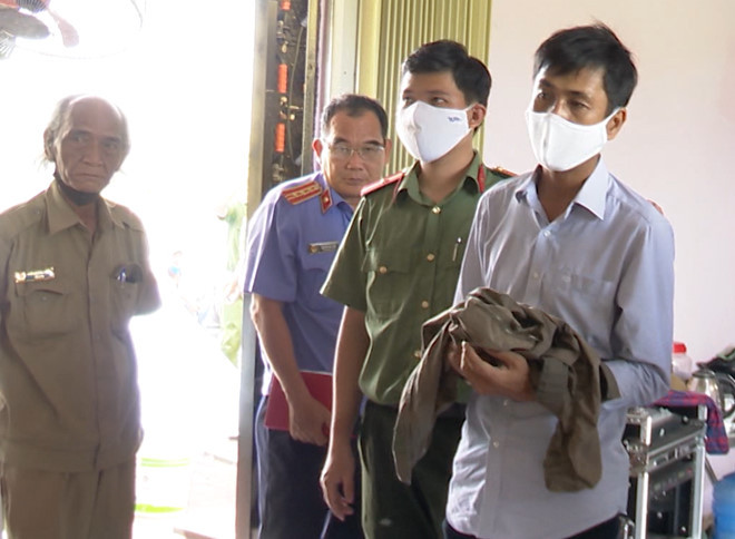 Cơ quan An ninh điều tra Công an tỉnh Vĩnh Long thi hành lệnh bắt Nguyễn Mộng Xuyên - ẢNH: ĐÔNG TÙNG Cơ quan An ninh điều tra Công an tỉnh Vĩnh Long thi hành lệnh bắt Nguyễn Mộng Xuyên - ẢNH: ĐÔNG TÙNG