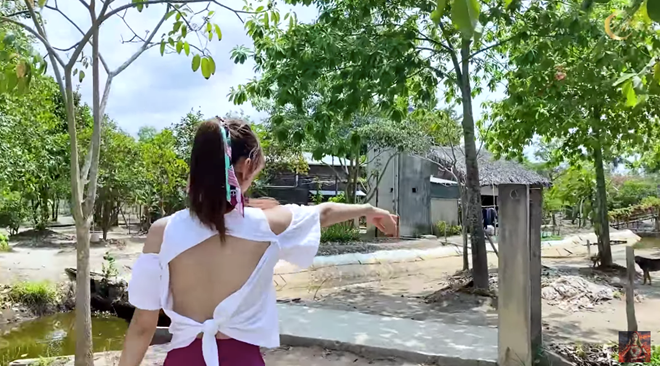 Theo giọng ca Một vòng trái đất, đây là nơi cô thường cùng gia đình, người thân về nghỉ ngơi vào dịp cuối tuần. Trong khuôn viên rộng lớn này, Minh Hằng trồng nhiều cây xanh, đặc biệt là cây ăn trái như mận, xoài... kết hợp cùng nuôi gà, nuôi cá. ẢNH: FBNV