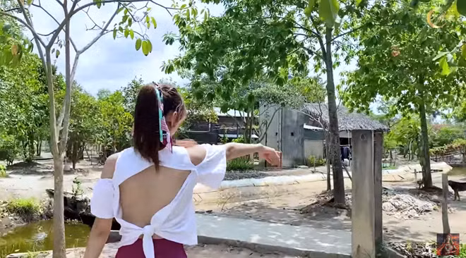 Theo giọng ca Một vòng trái đất, đây là nơi cô thường cùng gia đình, người thân về nghỉ ngơi vào dịp cuối tuần. Trong khuôn viên rộng lớn này, Minh Hằng trồng nhiều cây xanh, đặc biệt là cây ăn trái như mận, xoài... kết hợp cùng nuôi gà, nuôi cá. ẢNH: FBNV