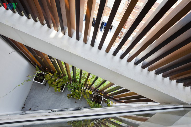 Giữa hệ lam và cửa là một khoảng thông tầng tăng cường khả năng đối lưu không khí, kết hợp trồng cây xanh ở sàn dưới. Giữa hệ lam và cửa là một khoảng thông tầng tăng cường khả năng đối lưu không khí, kết hợp trồng cây xanh ở sàn dưới.