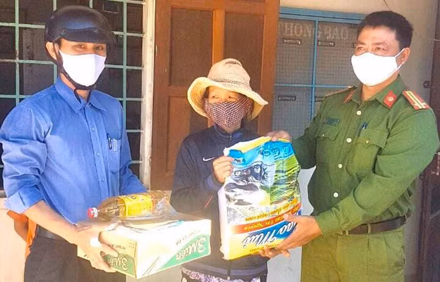 Đại diện chính quyền địa phương trao tận tay những phần quà cho các gia đình người bán vé số. Ảnh: Hà Phương