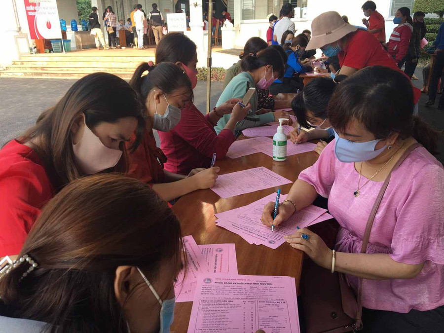 Đông đảo tầng lớp nhân dân huyện Chư Prông hiến máu tình nguyện. Ảnh: Hồng Ngọc Đông đảo tầng lớp nhân dân huyện Chư Prông Hiến máu tình nguyện. Ảnh: Hồng Ngọc