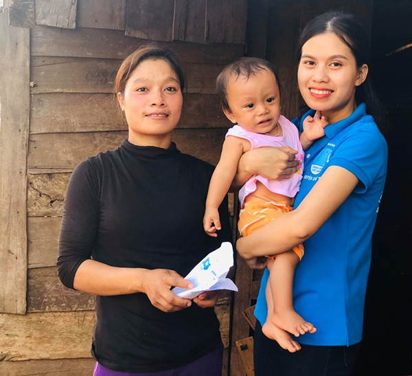  Chị Rơ Lan H’Thảo (bìa phải) cùng bé Rah Lan Trung và chị Rơ Lan Lép. Ảnh: T.B