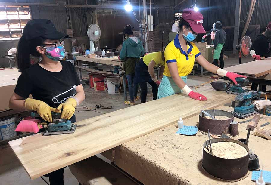  Công ty TNHH Sản xuất-Thương mại Gia Khang phát khẩu trang miễn phí, gang tay, bảo hộ lao động, đo thân nhiệt mỗi ngày để phòng-chống dịch. Ảnh: Đinh Yến