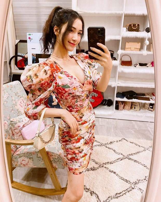 Hòa Minzy tìm thấy thú vui chưng diện tại gia, khoe hình selfie mặc đầm hoa rực rỡ. Nữ ca sỹ nhận nhiều lời khen bởi sắc vóc ngày càng lên hương, gu thẩm mỹ cũng thời thượng hơn rõ rệt.
