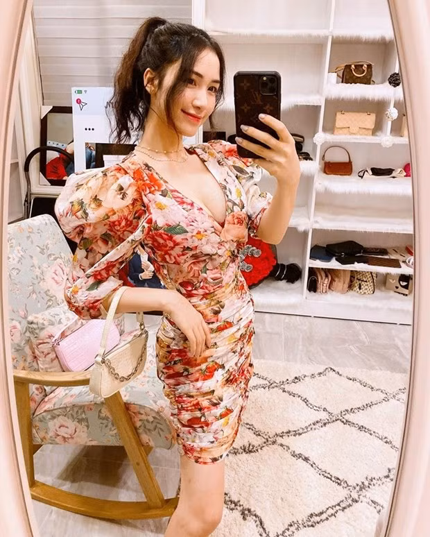 Hòa Minzy tìm thấy thú vui chưng diện tại gia, khoe hình selfie mặc đầm hoa rực rỡ. Nữ ca sỹ nhận nhiều lời khen bởi sắc vóc ngày càng lên hương, gu thẩm mỹ cũng thời thượng hơn rõ rệt.
