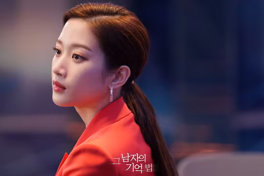 Tác phẩm xoay quanh câu chuyện về Lee Jung Hoon (Kim Dong Wook) - một biên tập viên tin tức có trí nhớ siêu phàm, với khả năng ghi nhớ một lượng lớn thông tin trong cuộc sống cực kỳ chi tiết. Trong khi đó, nữ chính Yeo Ha Jin (Moon Ga Young) lại là một nữ diễn viên nổi tiếng - người đã quên đi những khoảnh khắc quan trọng nhất trong cuộc đời.