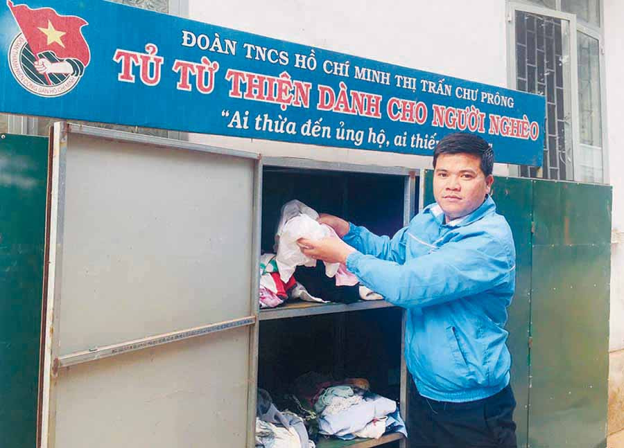Anh Nguyễn Ngọc Linh bên tủ quần áo từ thiện của Đoàn thị trấn Chư Prông. Ảnh: P.L Anh Nguyễn Ngọc Linh bên tủ quần áo từ thiện của Đoàn thị trấn Chư Prông. Ảnh: P.L