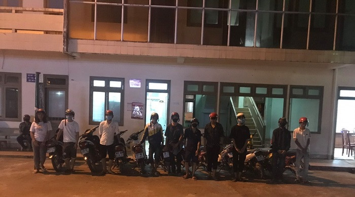 Nhiều thanh thiếu niên tụ tập đua xe bị cơ quan chức năng tạm giữ. Nhiều thanh thiếu niên tụ tập đua xe bị cơ quan chức năng tạm giữ.