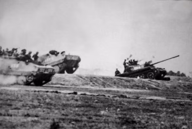 Lực lượng thọc sâu của Quân đoàn 1 vượt đường 16 tiến vào giải phóng Sài Gòn. (Ảnh: Tư liệu/TTXVN) Lực lượng thọc sâu của Quân đoàn 1 vượt đường 16 tiến vào giải phóng Sài Gòn. (Ảnh: Tư liệu/TTXVN)