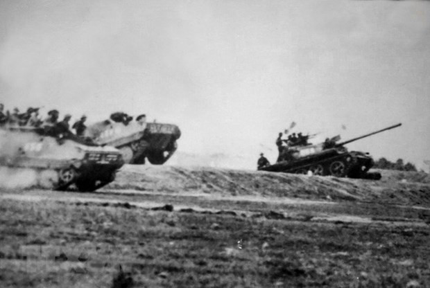 Lực lượng thọc sâu của Quân đoàn 1 vượt đường 16 tiến vào giải phóng Sài Gòn. (Ảnh: Tư liệu/TTXVN) Lực lượng thọc sâu của Quân đoàn 1 vượt đường 16 tiến vào giải phóng Sài Gòn. (Ảnh: Tư liệu/TTXVN)