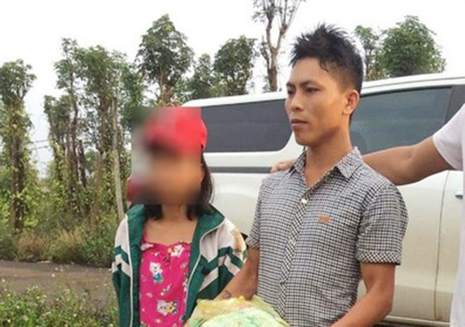 Khoát cùng nữ sinh được đưa về huyện Đô Lương.