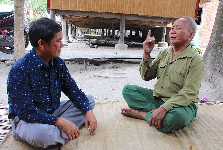 Ông Đinh Hiot (bìa phải) kể lại quãng thời gian tham gia lực lượng tự vệ mật. Ảnh: H.T Ông Đinh Hiot (bìa phải) kể lại quãng thời gian tham gia lực lượng tự vệ mật. Ảnh: H.T