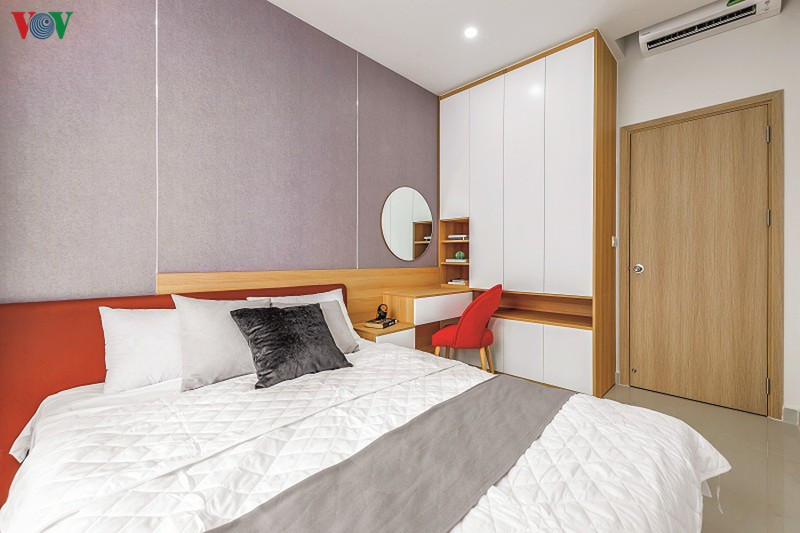 Hệ thống đồ nội thất trang nhã và được bố trí hợp lý. Tủ quần áo cũng như nhiều tủ khác trong nhà được thiết kế tay nắm âm để tăng tính hiện đại, nhấn mạnh về mảng khối. Hệ thống đồ nội thất trang nhã và được bố trí hợp lý. Tủ quần áo cũng như nhiều tủ khác trong nhà được thiết kế tay nắm âm để tăng tính hiện đại, nhấn mạnh về mảng khối.