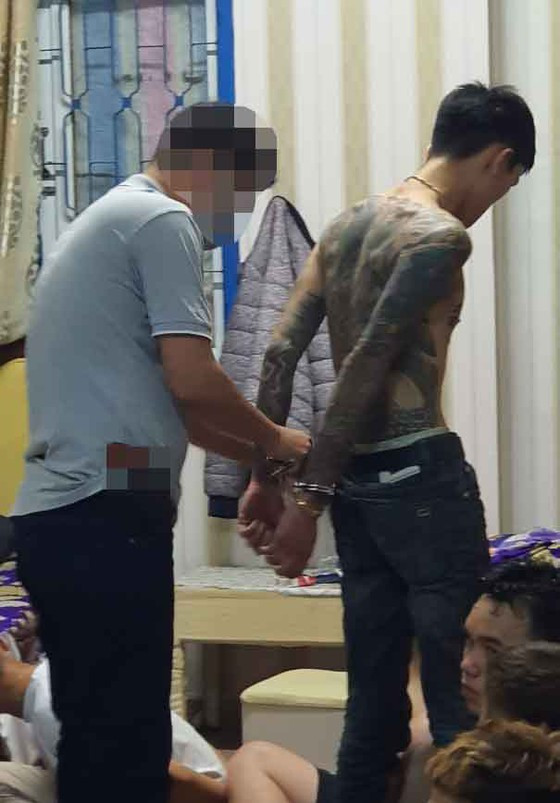 Đội Cảnh sát điều tra tội phạm về ma túy phối hợp Đội Cảnh sát hình sự Công an TP Đà Lạt triệt phá tụ điểm các đối tượng sử dụng ma túy Đội Cảnh sát điều tra tội phạm về ma túy phối hợp Đội Cảnh sát hình sự Công an TP Đà Lạt triệt phá tụ điểm các đối tượng sử dụng ma túy
