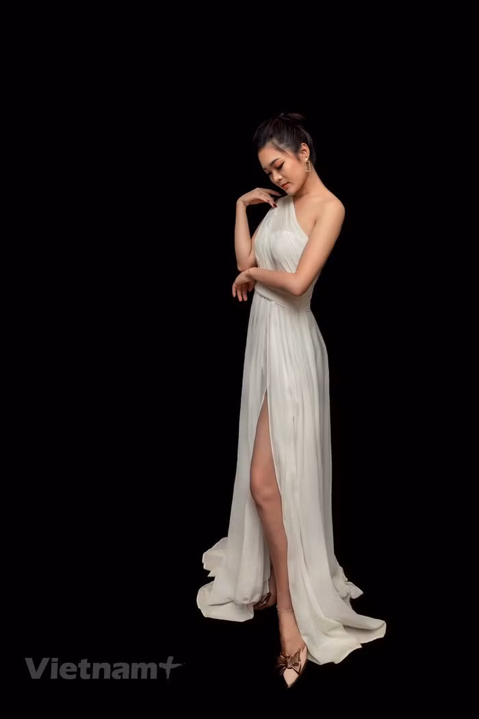 Lưu ý chọn lựa trang phục phù hợp với cả địa điểm: Nếu đám cưới tổ chức ở biển, ngoài trời, bạn có thể chọn lựa những dáng váy gợi cảm, váy hai dây, cúp ngực hay xẻ tà; nếu đám cưới tổ chức trong nhà thờ, những nơi trịnh trọng, nên chọn những chiếc váy kín đáo, nhã nhặn... (Ảnh: Bùi Thiên Sơn/Vietnam+)