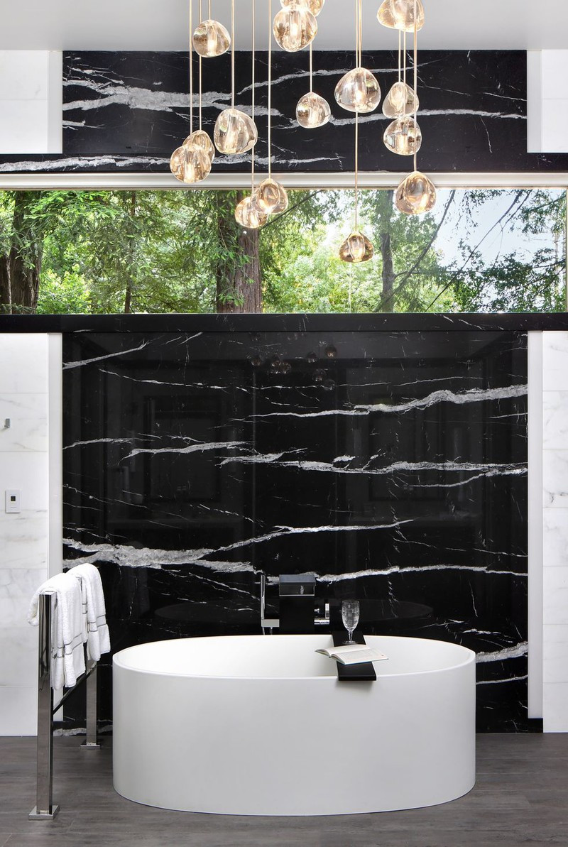 Sự tương phản giữa tường đen với bồn tắm trắng khiến không gian trở nên sang trọng.