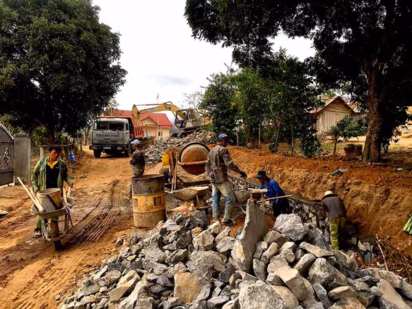 Làm đường giao thông nông thôn ở xã Krong (huyện Kbang). Ảnh: L.H