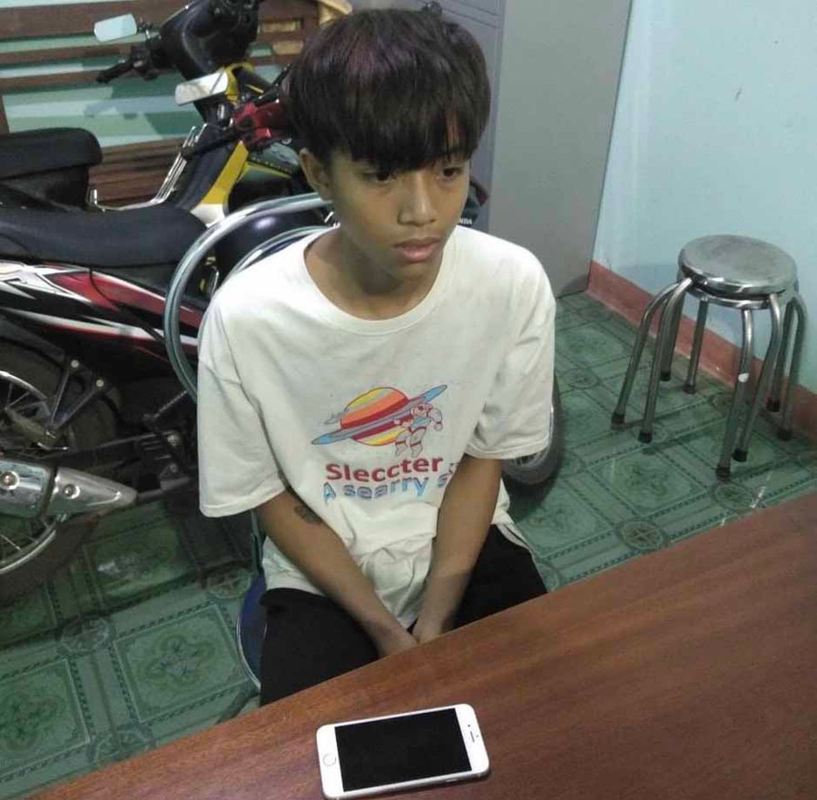 Đối tượng Toàn cùng tang vật là chiếc điện thoại Iphone 6. Ảnh: Văn Ngọc